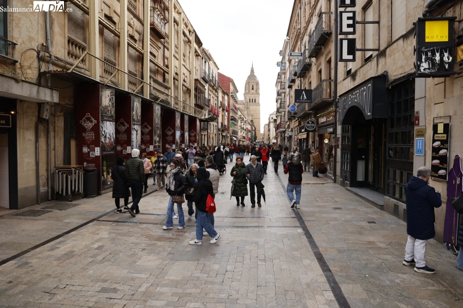 Ambiente en el centro de Salamanca el Sábado Santo | Fotos: David Sañudo