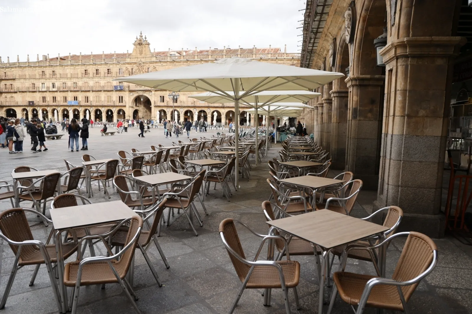 Ambiente en el centro de Salamanca el Sábado Santo | Fotos: David Sañudo