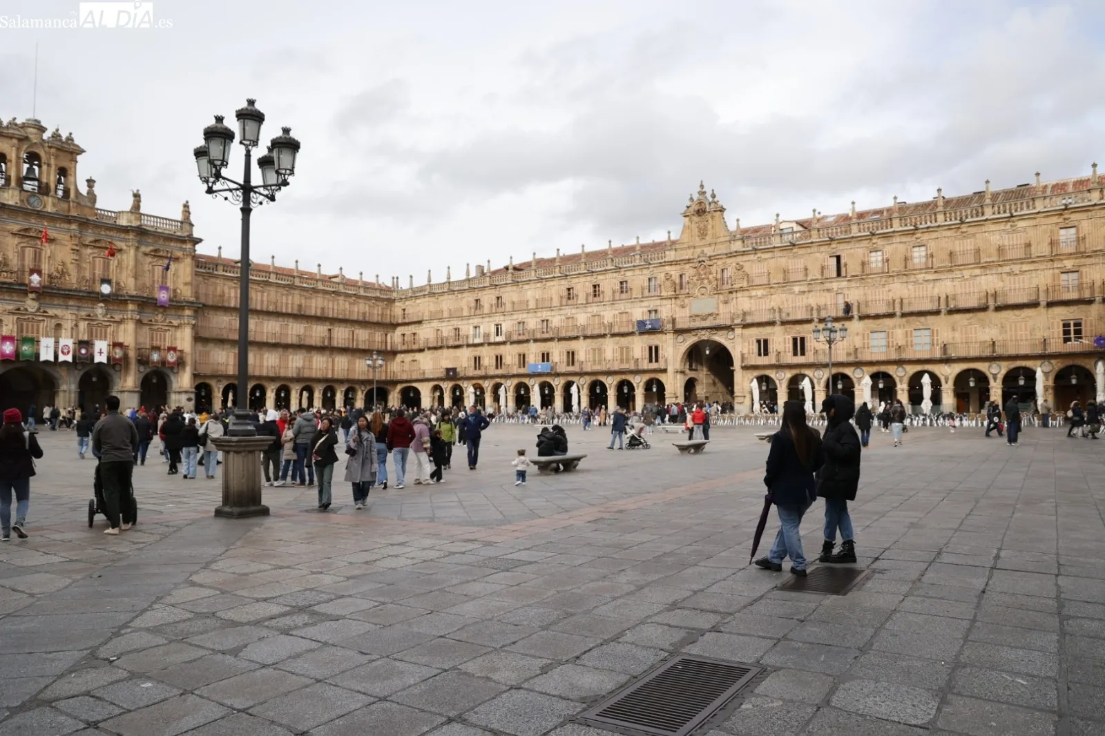 Ambiente en el centro de Salamanca el Sábado Santo | Fotos: David Sañudo