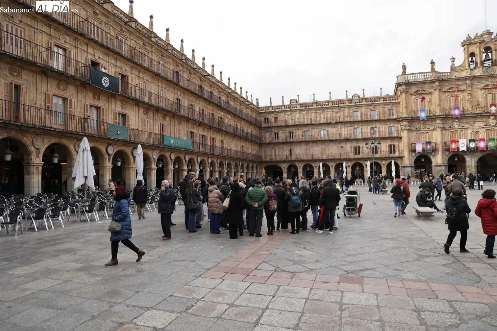 Ambiente en el centro de Salamanca el Sábado Santo | Fotos: David Sañudo