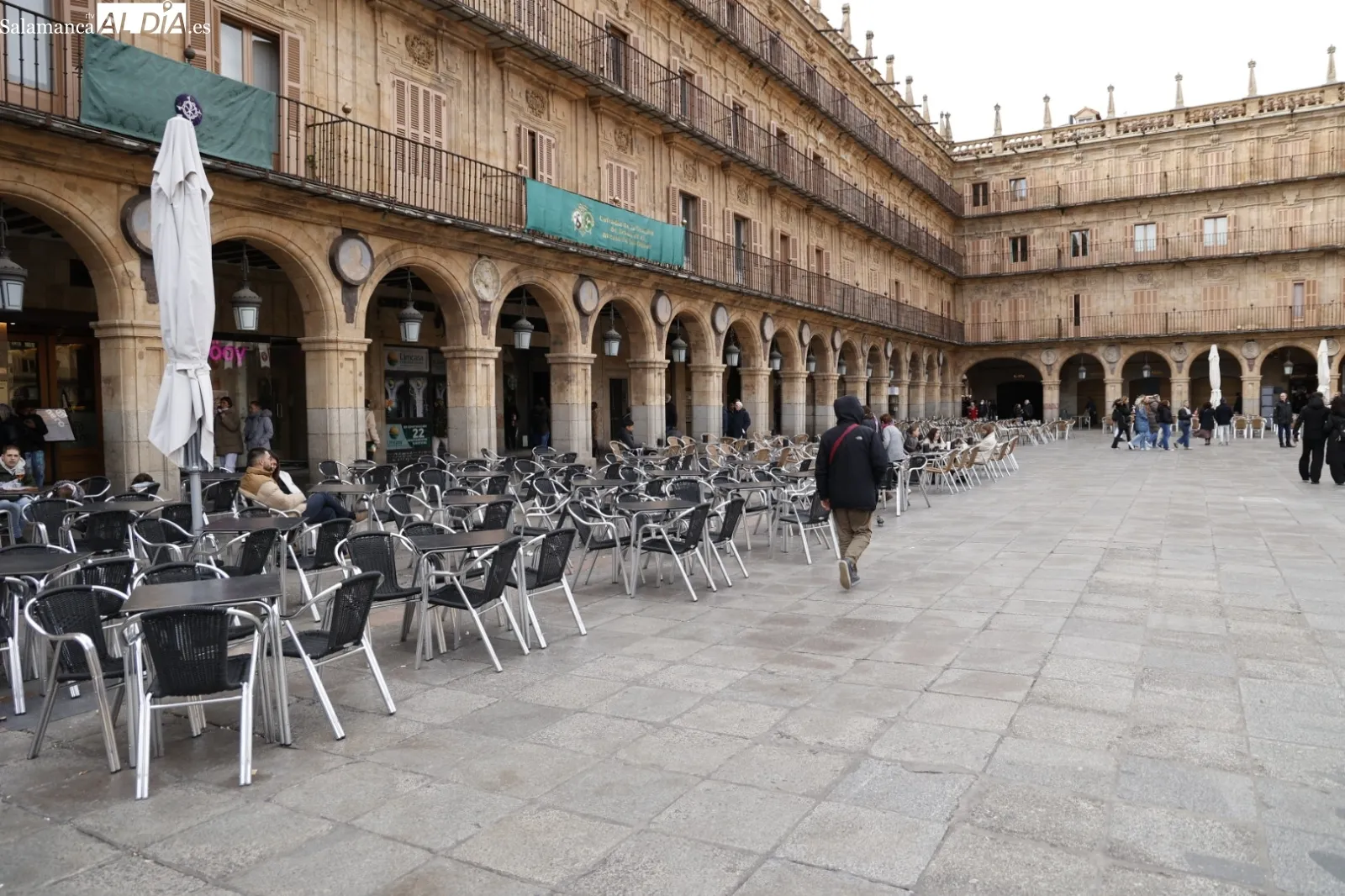 Ambiente en el centro de Salamanca el Sábado Santo | Fotos: David Sañudo