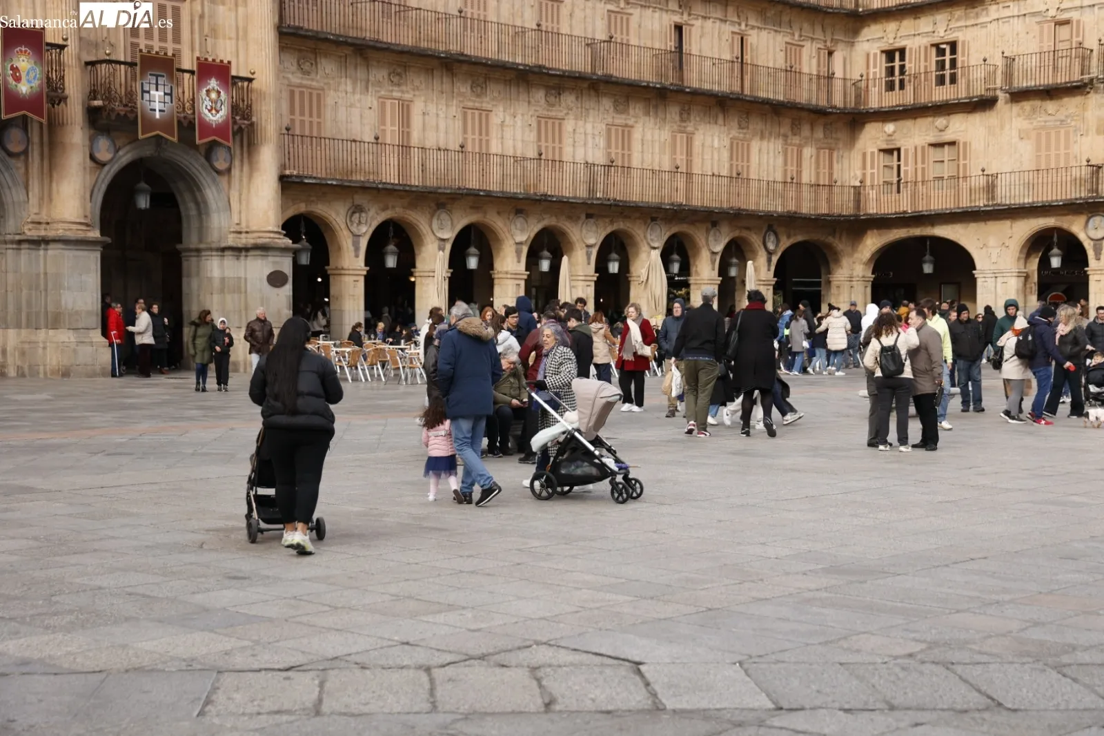Ambiente en el centro de Salamanca el Sábado Santo | Fotos: David Sañudo