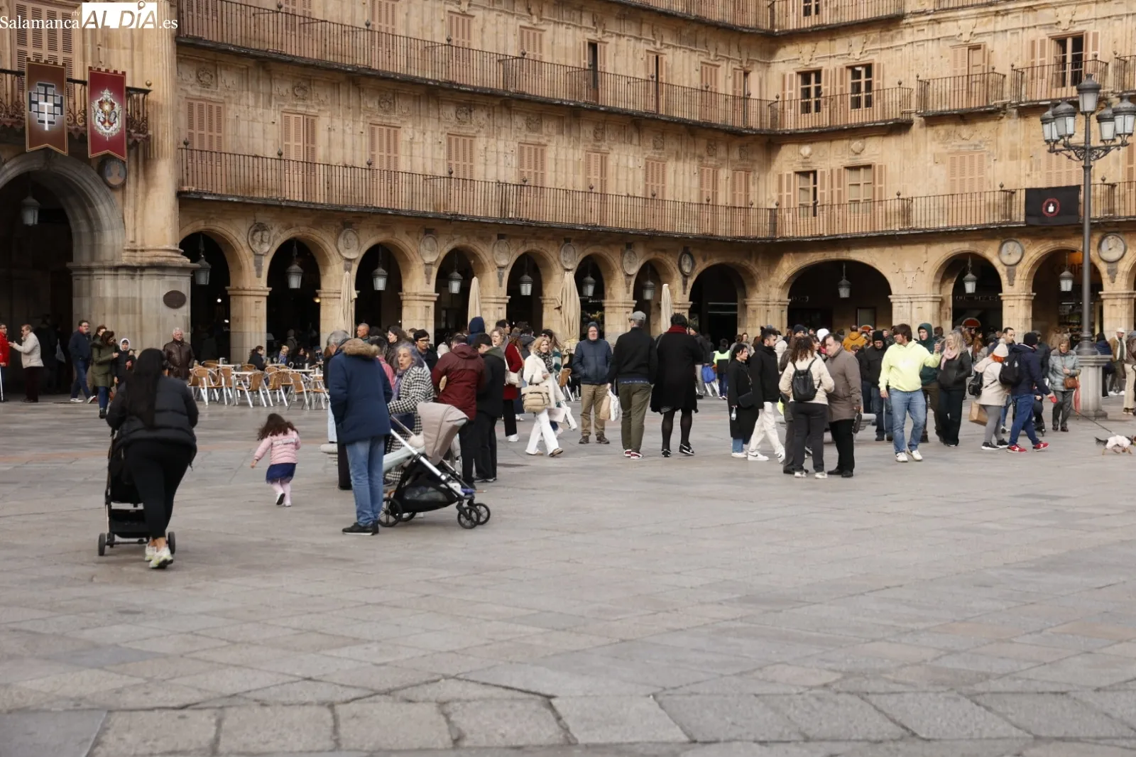 Ambiente en el centro de Salamanca el Sábado Santo | Fotos: David Sañudo