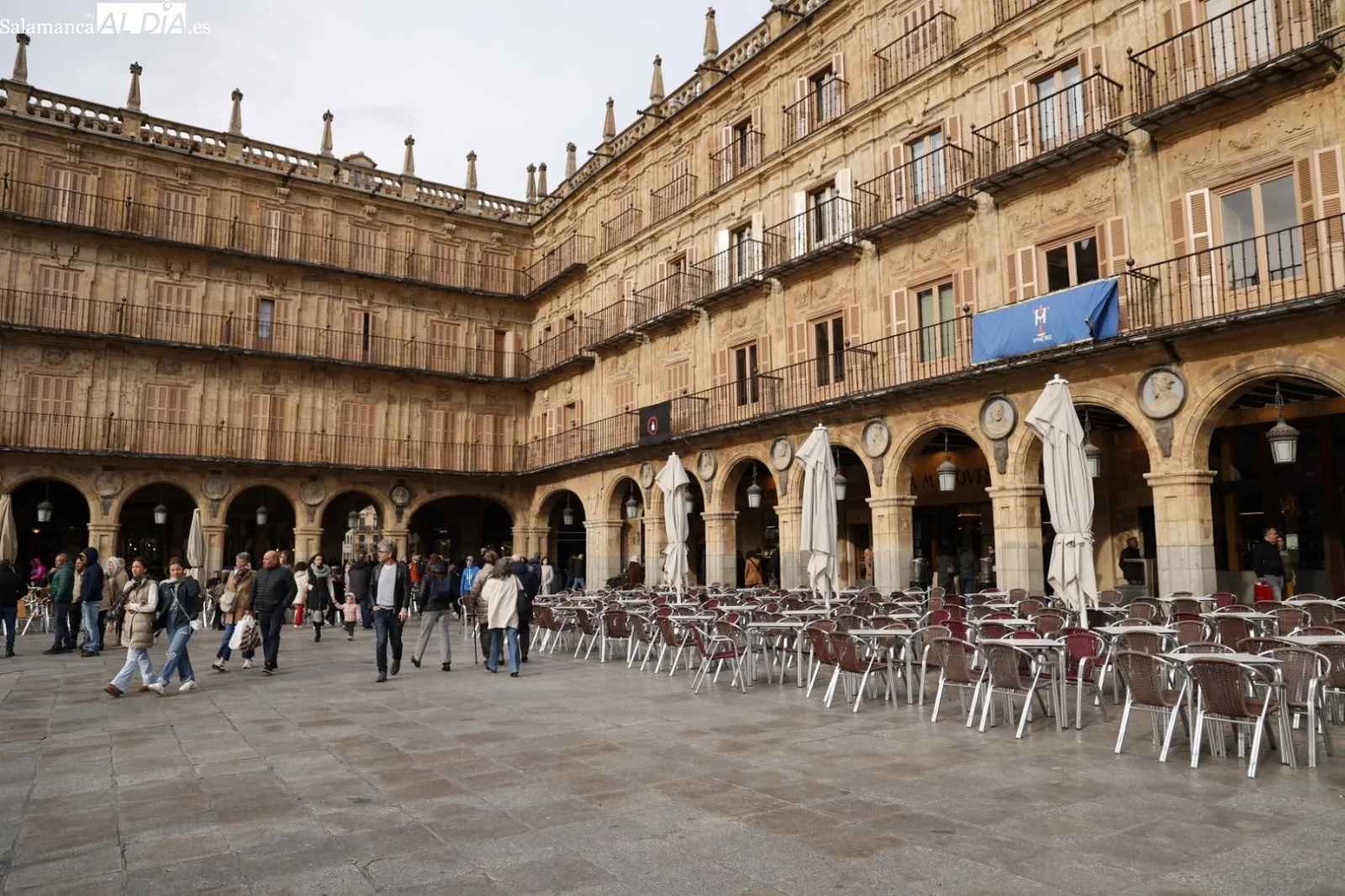 Ambiente en el centro de Salamanca el Sábado Santo | Fotos: David Sañudo