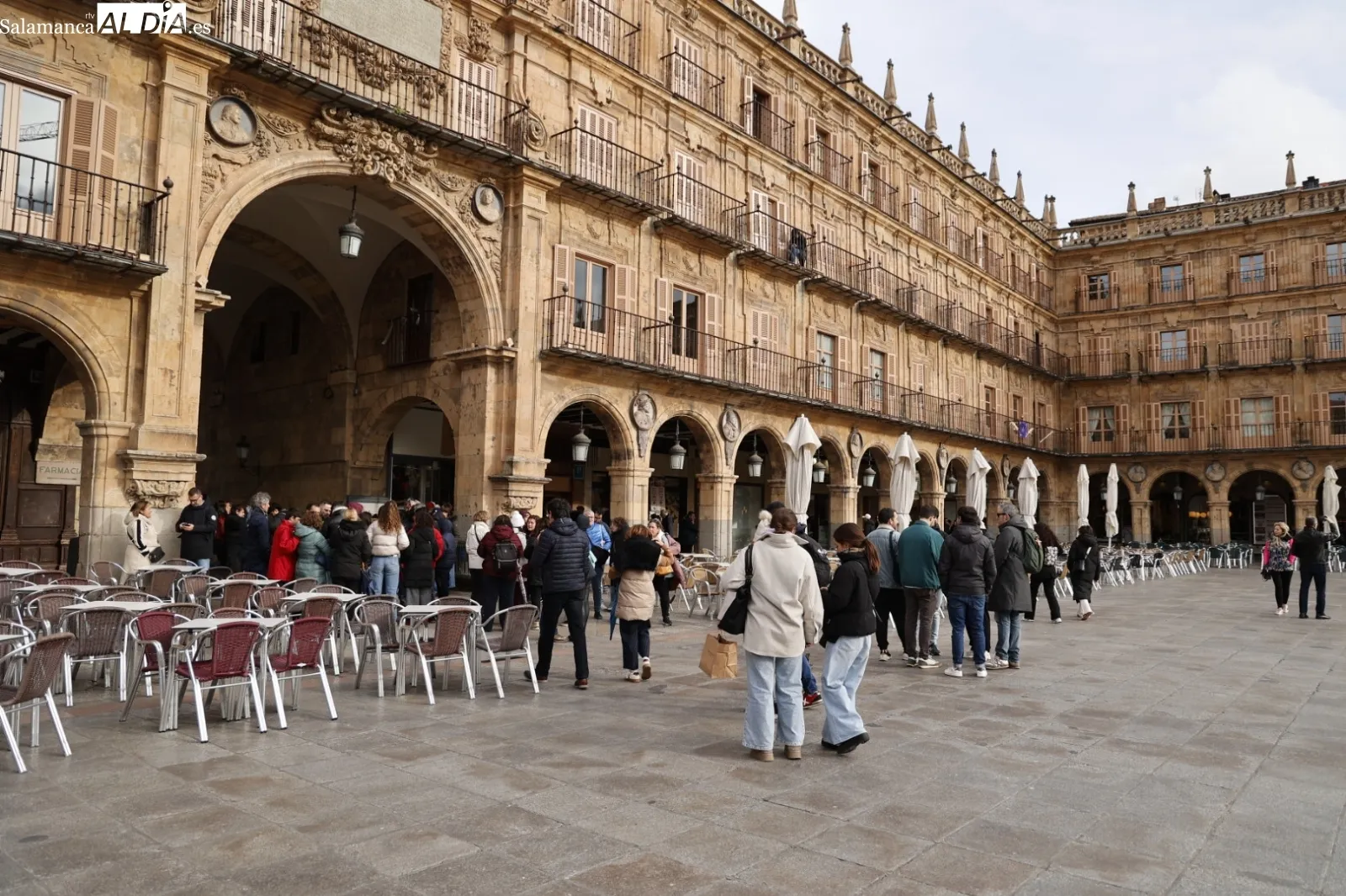 Ambiente en el centro de Salamanca el Sábado Santo | Fotos: David Sañudo