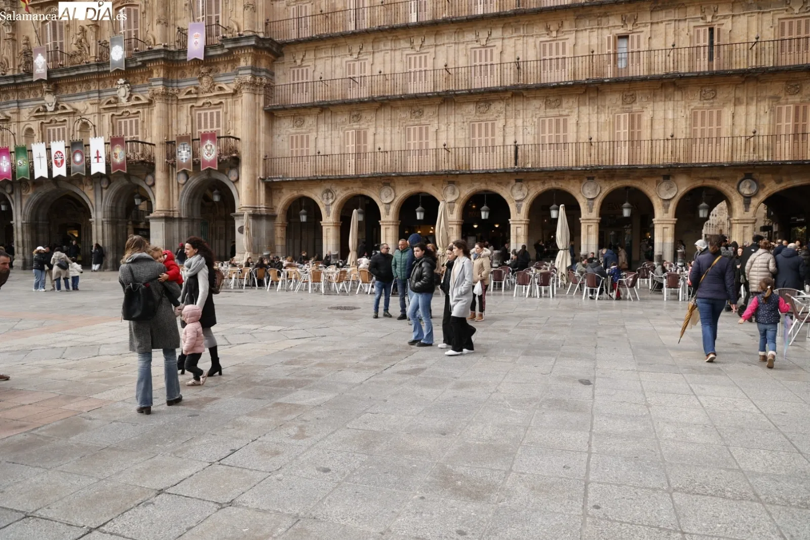 Ambiente en el centro de Salamanca el Sábado Santo | Fotos: David Sañudo