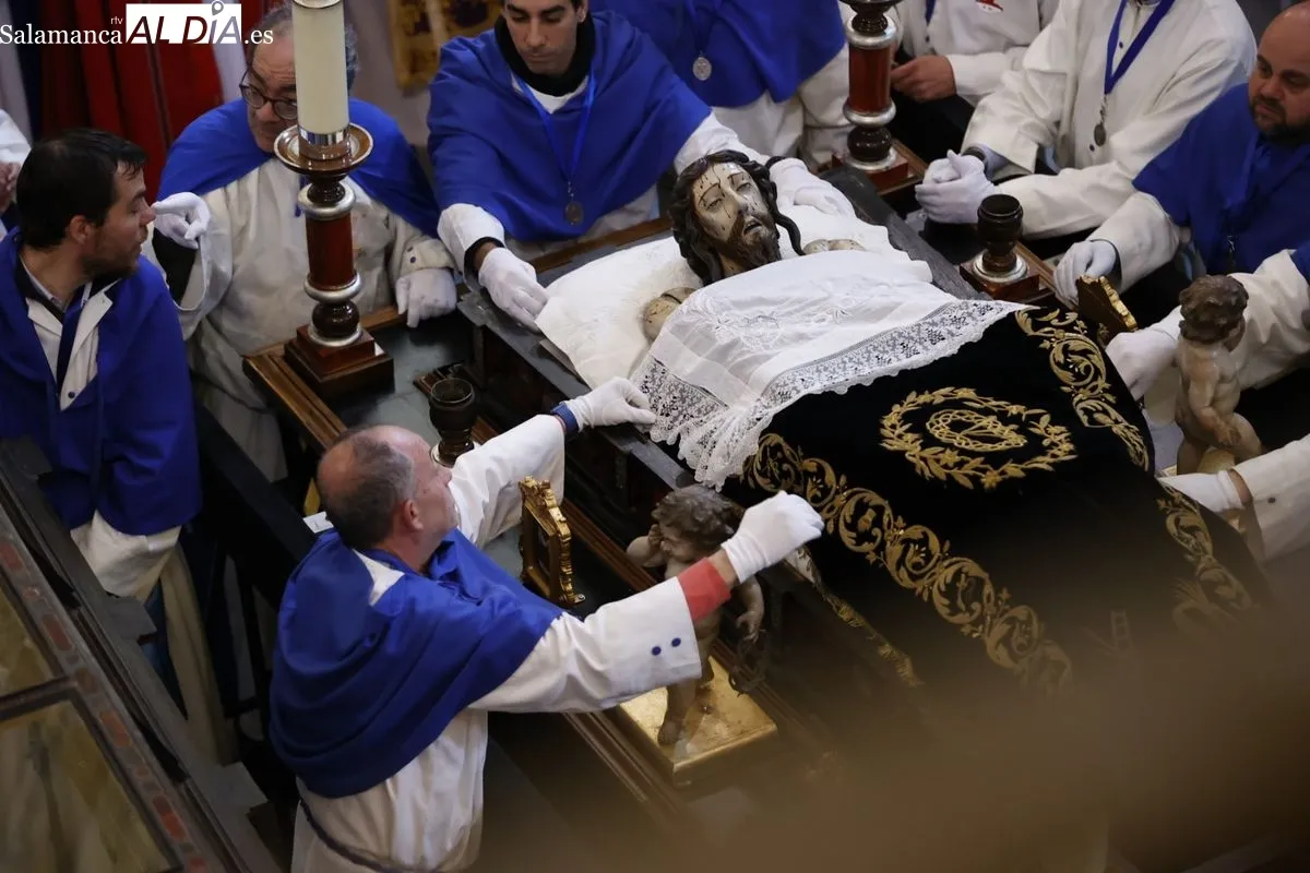 Acto del Descendimiento en el interior de la Iglesia de la Vera Cruz