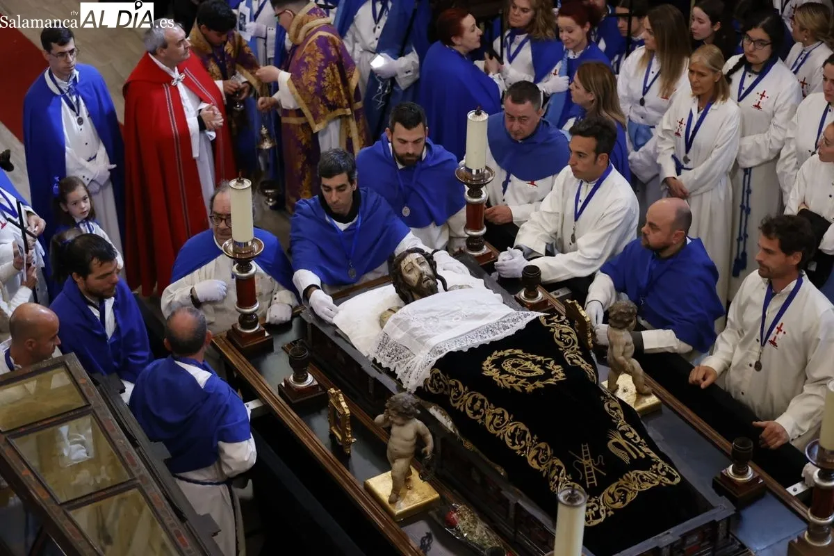 Acto del Descendimiento en el interior de la Iglesia de la Vera Cruz