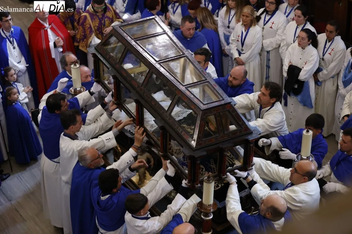 Acto del Descendimiento en el interior de la Iglesia de la Vera Cruz