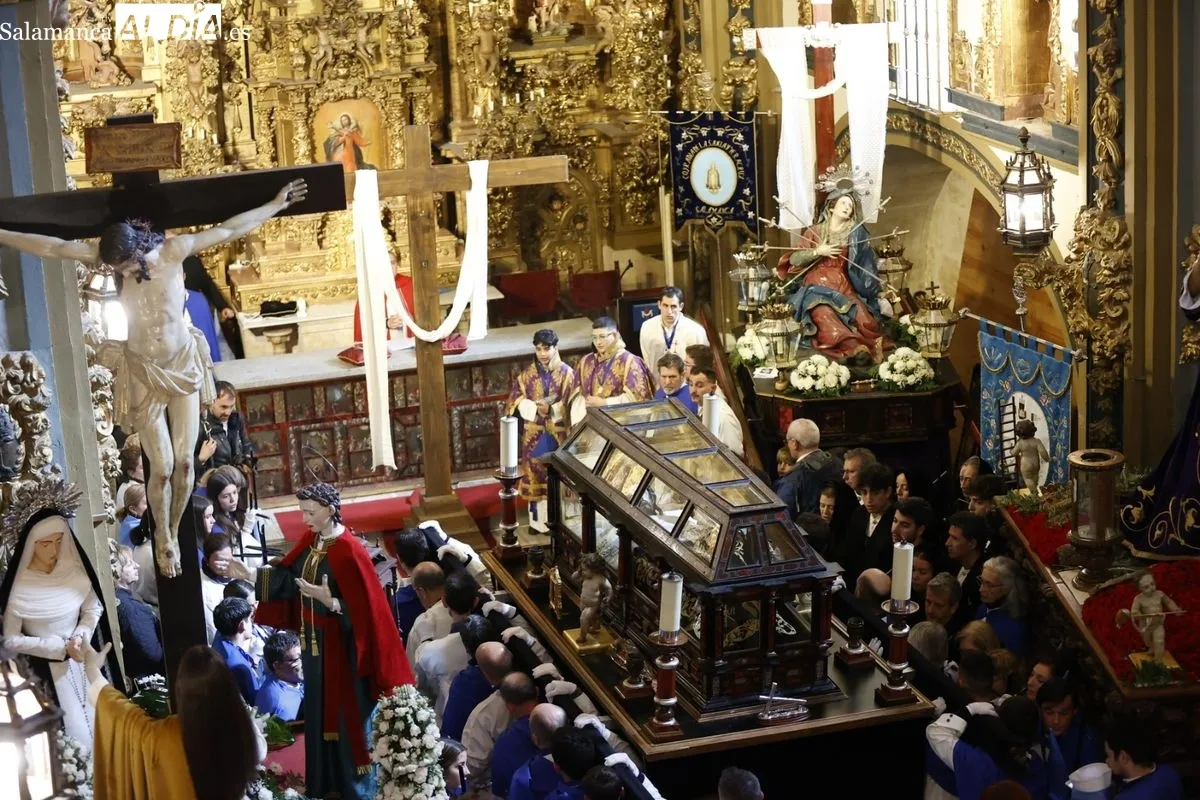 Acto del Descendimiento en el interior de la Iglesia de la Vera Cruz