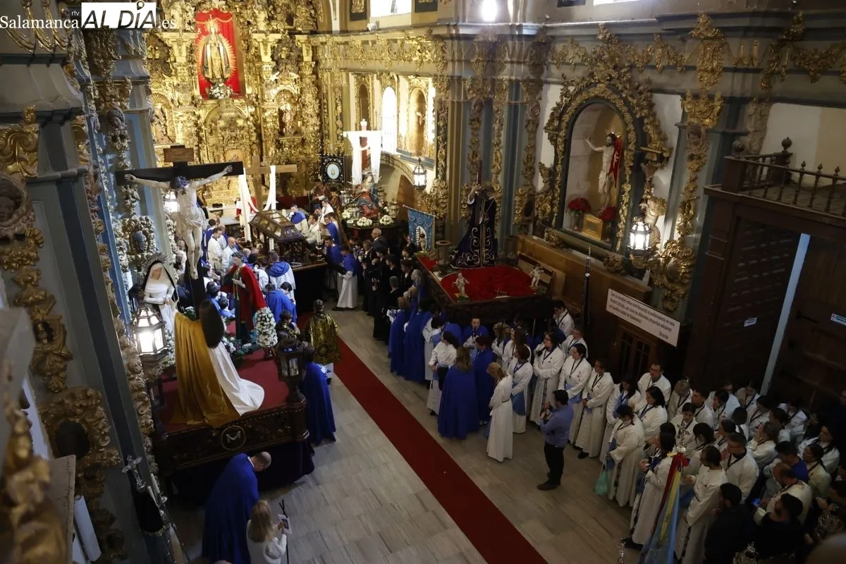 Acto del Descendimiento en el interior de la Iglesia de la Vera Cruz