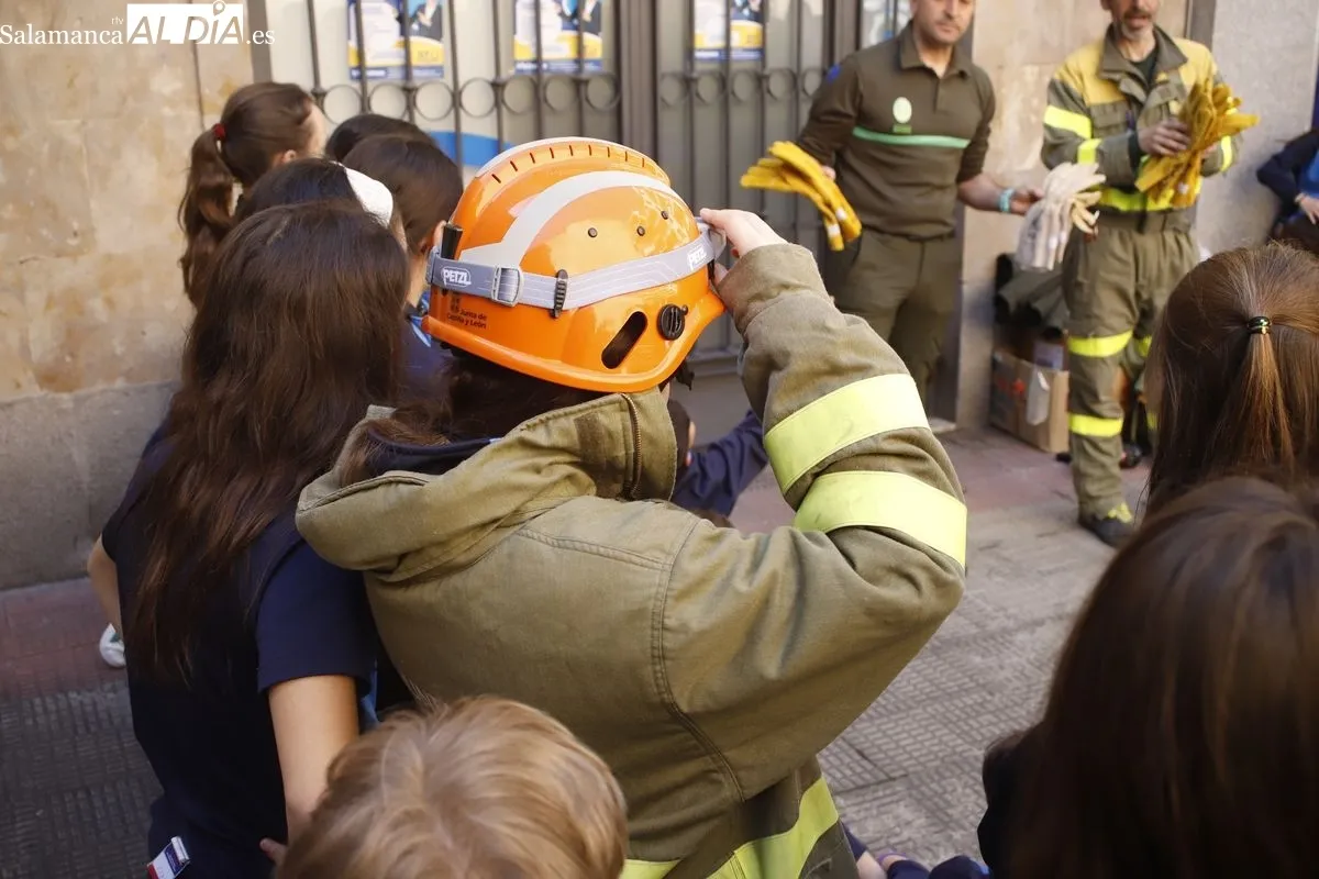 Agentes medioambientales conciencian a escolares del San Juan Bosco sobre prevención de incendios. Foto de Ángel Puma