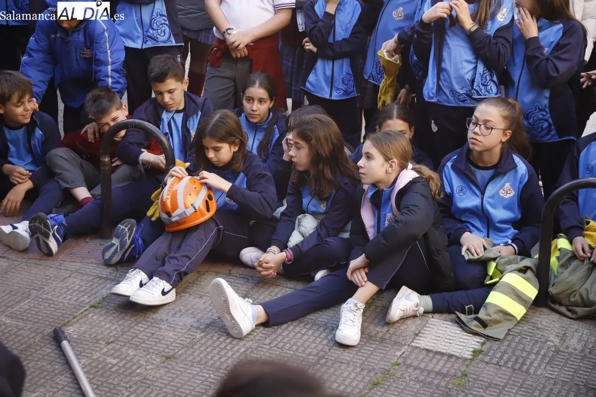 Agentes medioambientales conciencian a escolares del San Juan Bosco sobre prevención de incendios. Foto de Ángel Puma