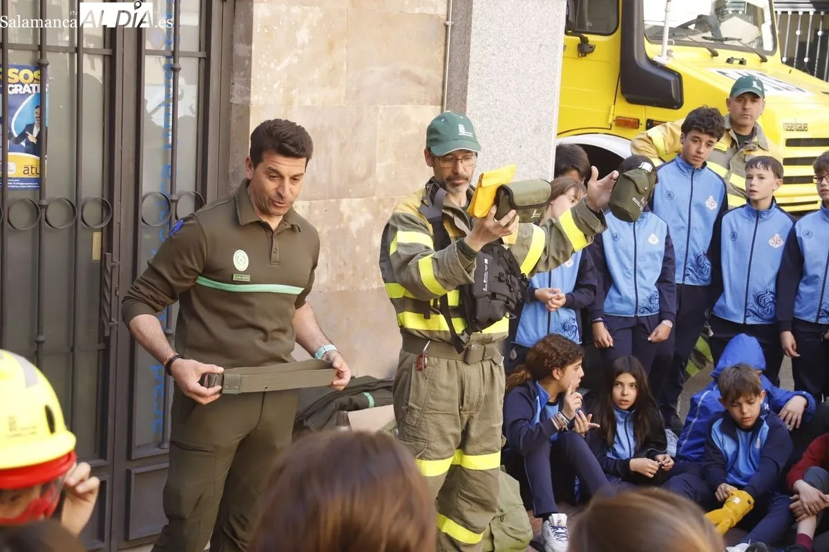 Agentes medioambientales conciencian a escolares del San Juan Bosco sobre prevención de incendios. Foto de Ángel Puma