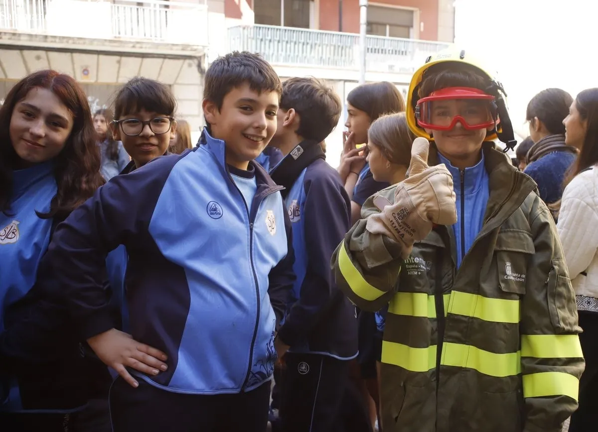 Agentes medioambientales conciencian a escolares del San Juan Bosco sobre prevención de incendios. Foto de Ángel Puma