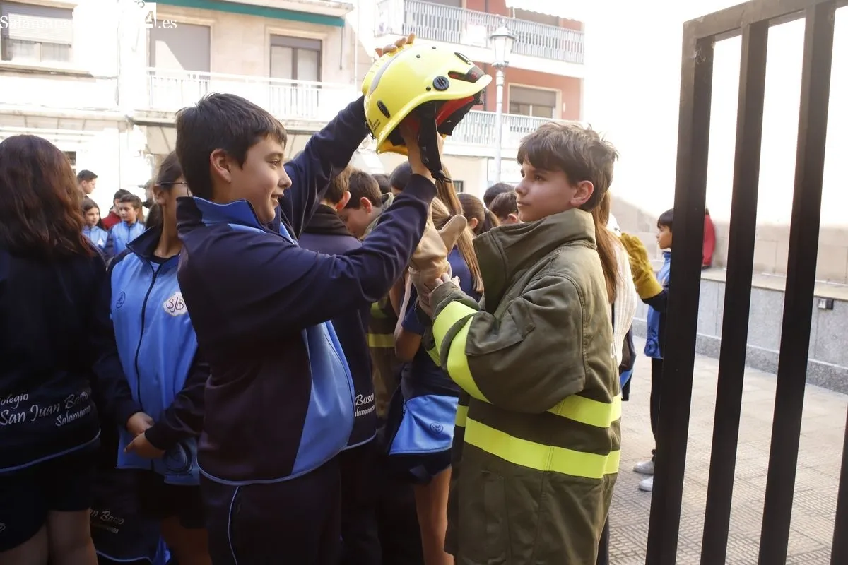 Agentes medioambientales conciencian a escolares del San Juan Bosco sobre prevención de incendios. Foto de Ángel Puma