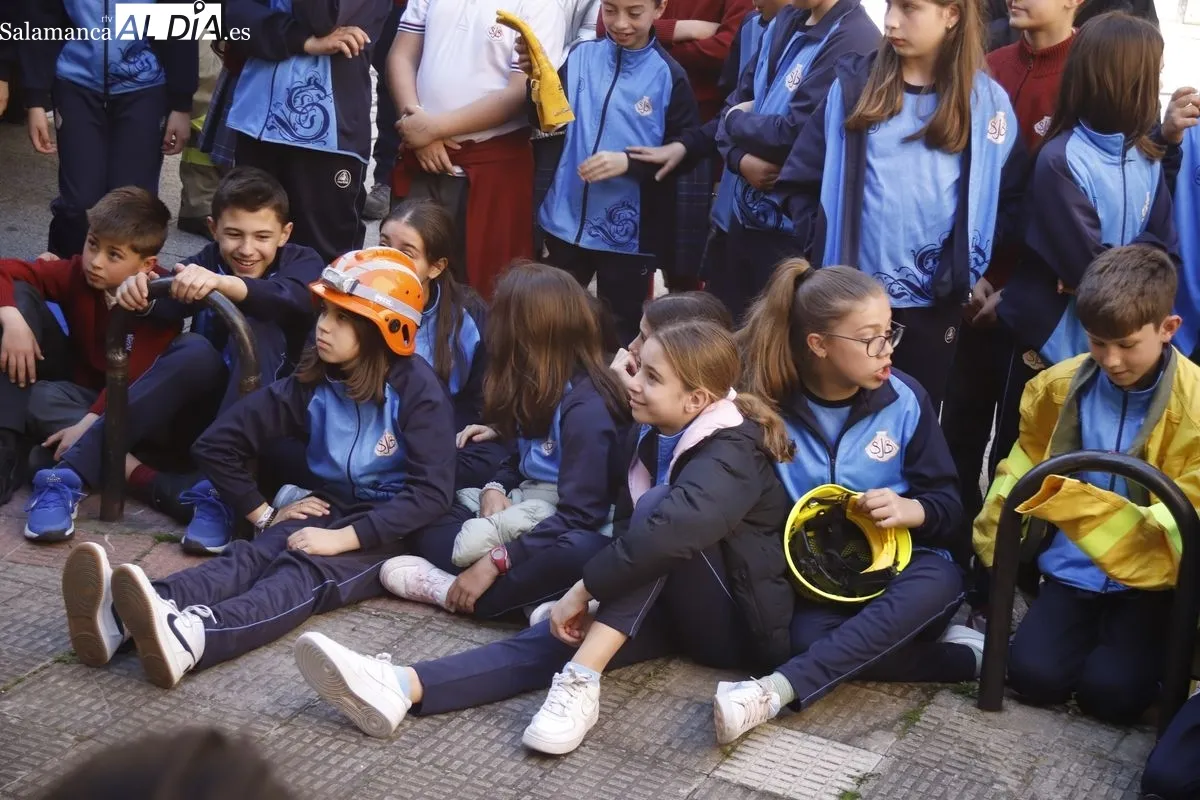 Agentes medioambientales conciencian a escolares del San Juan Bosco sobre prevención de incendios. Foto de Ángel Puma