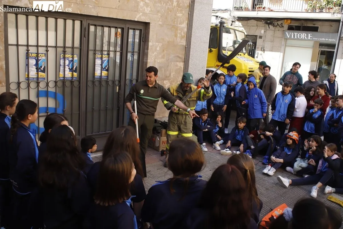 Agentes medioambientales conciencian a escolares del San Juan Bosco sobre prevención de incendios. Foto de Ángel Puma