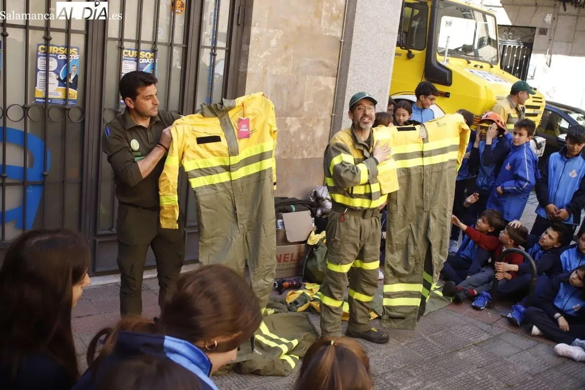 Agentes medioambientales conciencian a escolares del San Juan Bosco sobre prevención de incendios. Foto de Ángel Puma