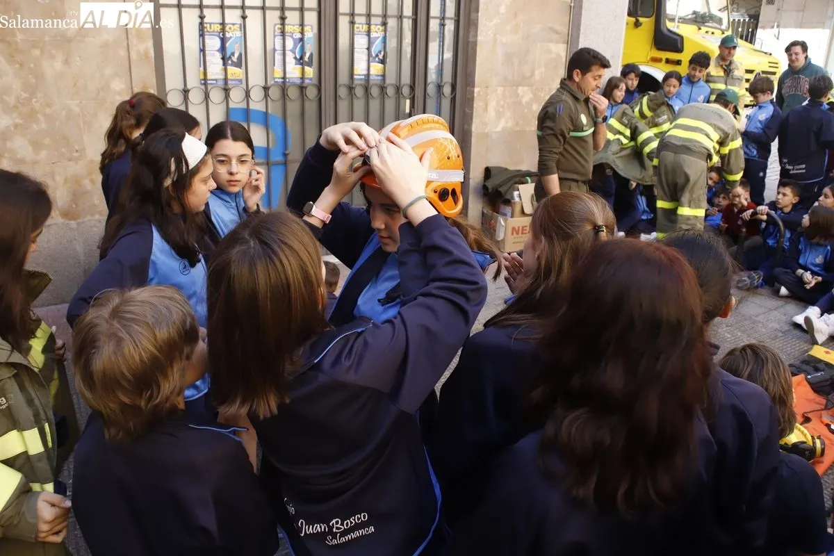 Agentes medioambientales conciencian a escolares del San Juan Bosco sobre prevención de incendios. Foto de Ángel Puma