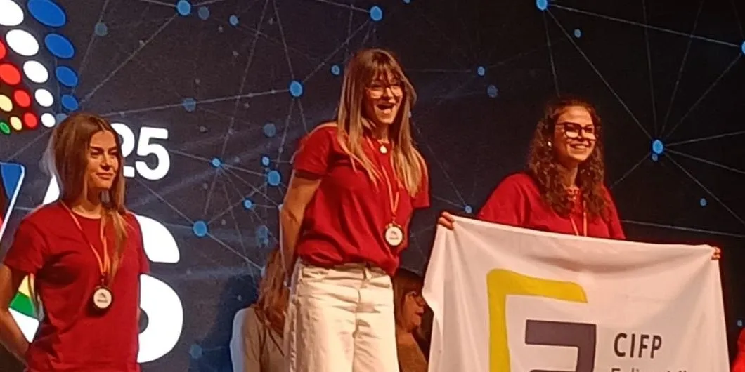  La salmantina Andrea Coque Vicente con su medalla de oro en el CyLSkills de escaparatismo celebrado en Valladolid