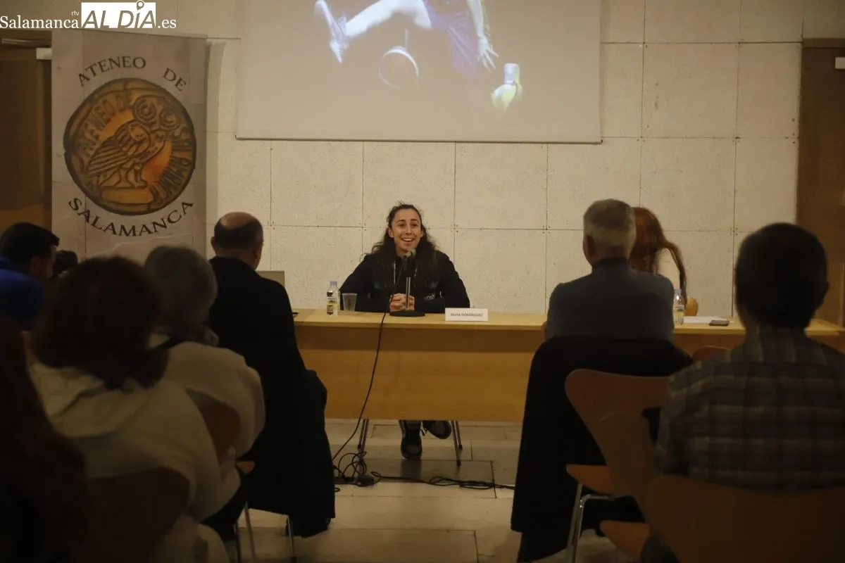 Silvia Domínguez, en el acto organizado por el Ateneo de Salamanca, 'CB Avenida. Tiempo muerto'. Foto: Ángel Puma