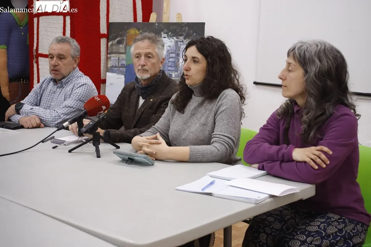 Fernando Valladares, doctor en Ciencias Biológicas y profesor investigador del CSIC, junto a integrantes de Barrios por el Clima, en la sede de la AAVV Zoes, en Salamanca. Foto de Ángel Puma