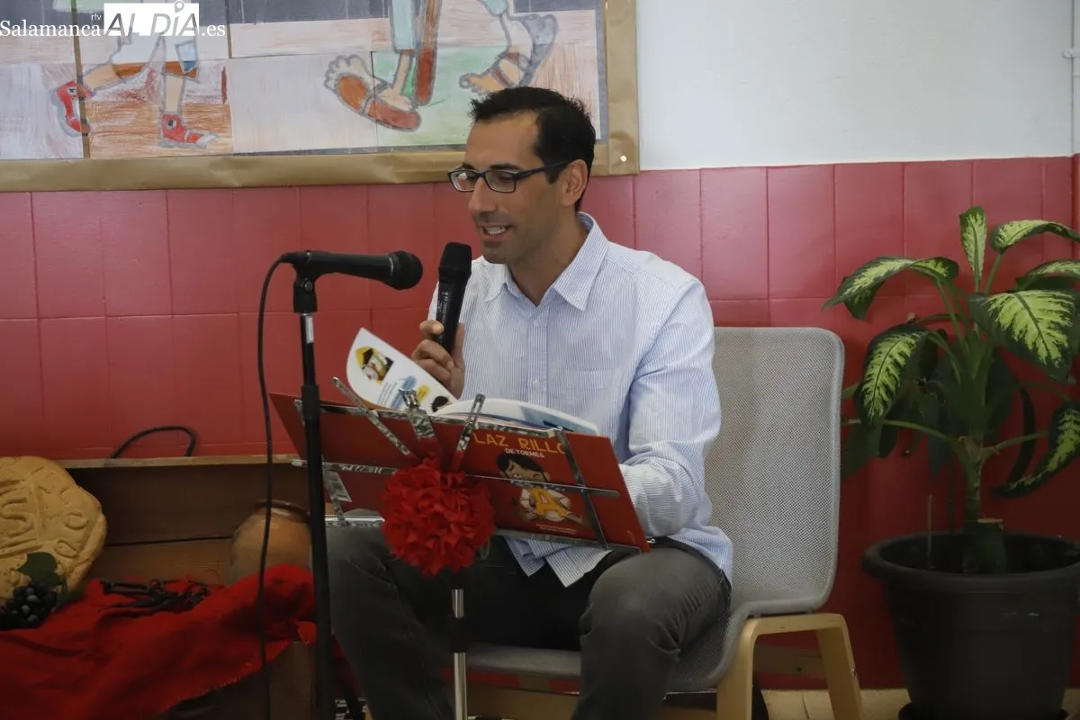 El CEIP Lazarillo de Tormes celebra su XV lectura continuada con la participación de toda la comunidad educativa. Foto de Ángel Puma