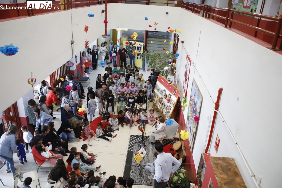 FOTOS y VÍDEO | Escolares y mayores de Salamanca se unen en una lectura continuada del Lazarillo de Tormes
