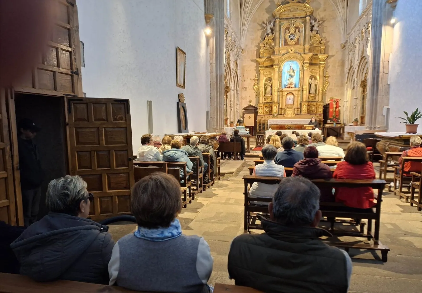 Foto 3 - 130 fieles del Arciprestazgo de Arga&ntilde;&aacute;n disfrutan de una convivencia en la Sierra de Francia