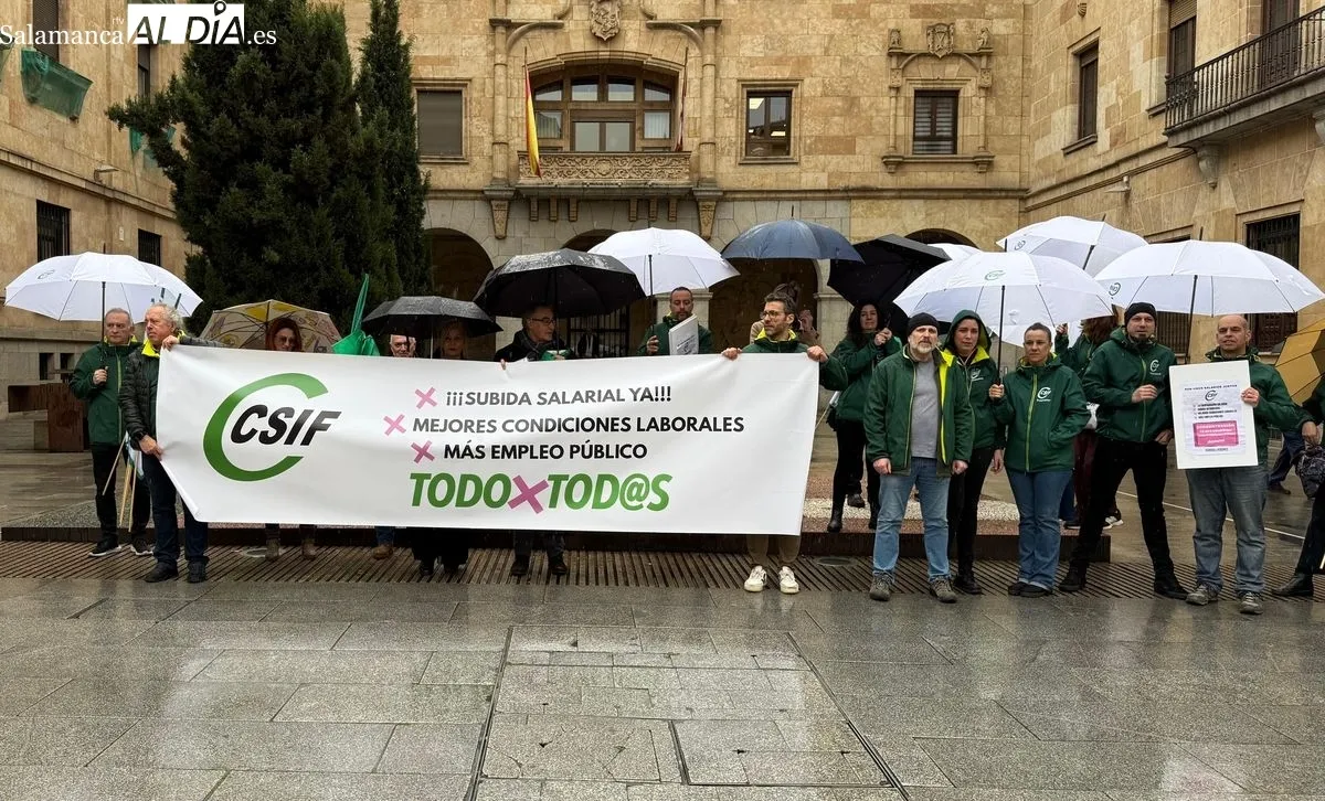 Concentración de CSIF en la plaza de la Constitución de Salamanca, frente a la Subdelegación del Gobierno