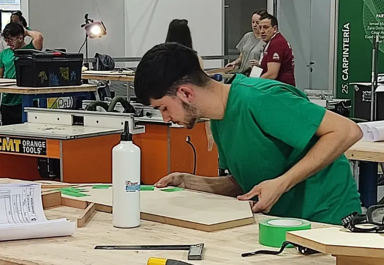 Foto 3 - Dos alumnos del &aacute;rea de Madera del IES Tierra compiten en Castilla y Le&oacute;n Skills 2025