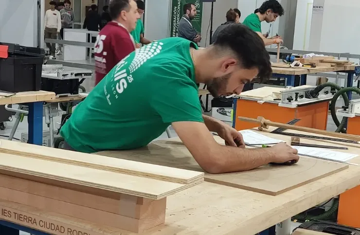Foto 2 - Dos alumnos del &aacute;rea de Madera del IES Tierra compiten en Castilla y Le&oacute;n Skills 2025