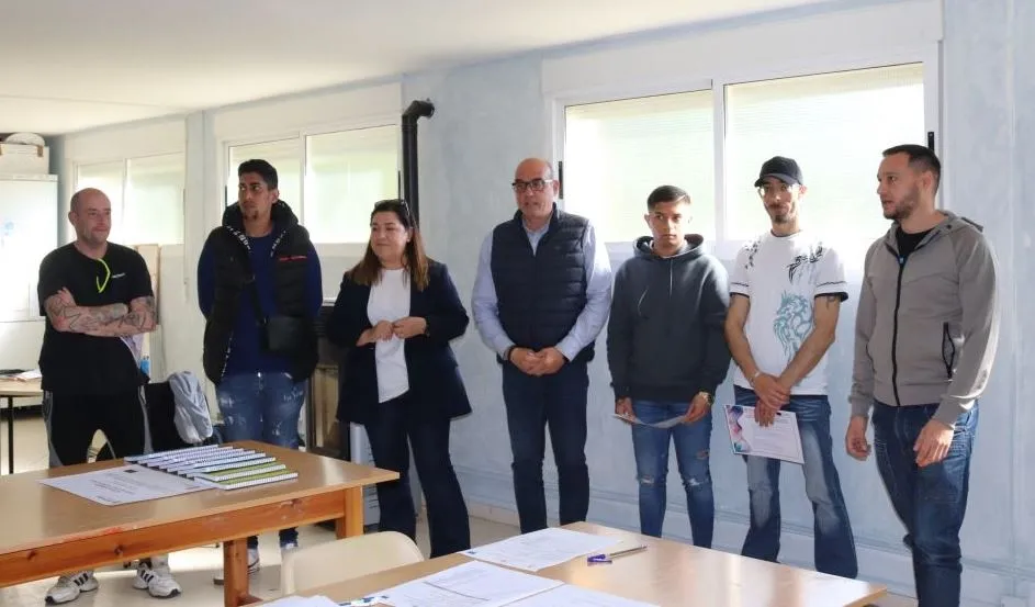 Foto 2 - Llega a su final la acci&oacute;n de Pintura de C&aacute;ritas, que han completado cinco alumnos