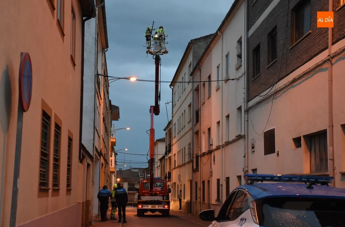 Foto 2 - Los Bomberos se movilizan para retirar una antena en la calle San Marcial