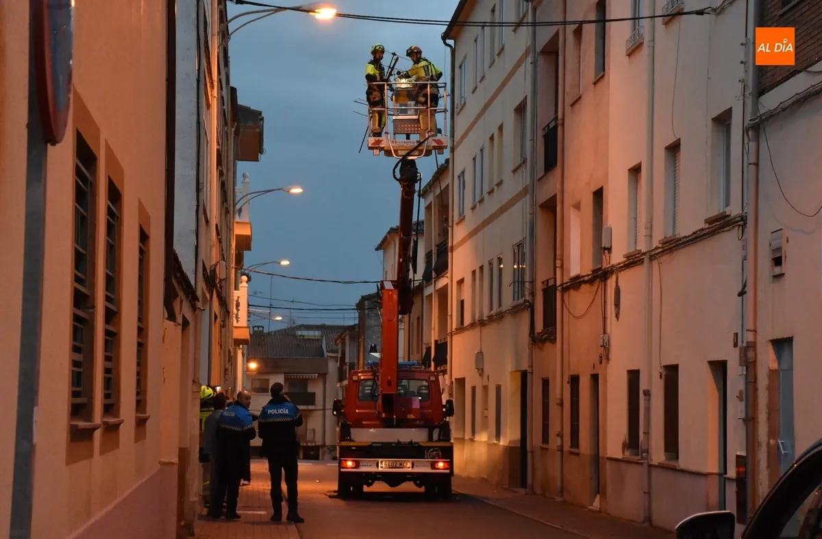 Foto 4 - Los Bomberos se movilizan para retirar una antena en la calle San Marcial