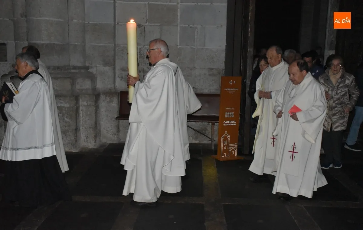 Foto 9 - Gran solemnidad en el inicio en la Catedral de la secuencia de vigilias pascuales