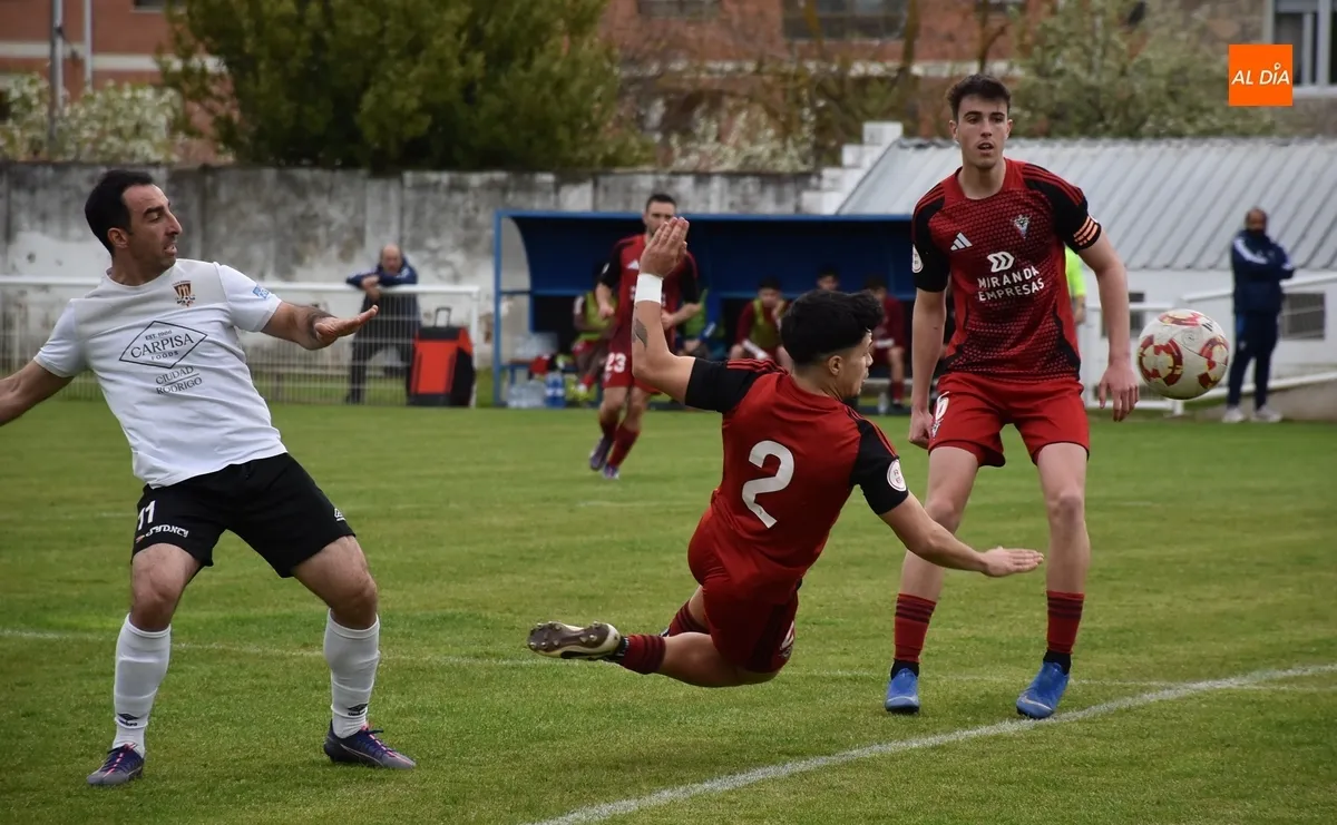 Foto 2 - Enorme partido sin premio del Senior del Ciudad Rodrigo ante el Mirand&eacute;s B