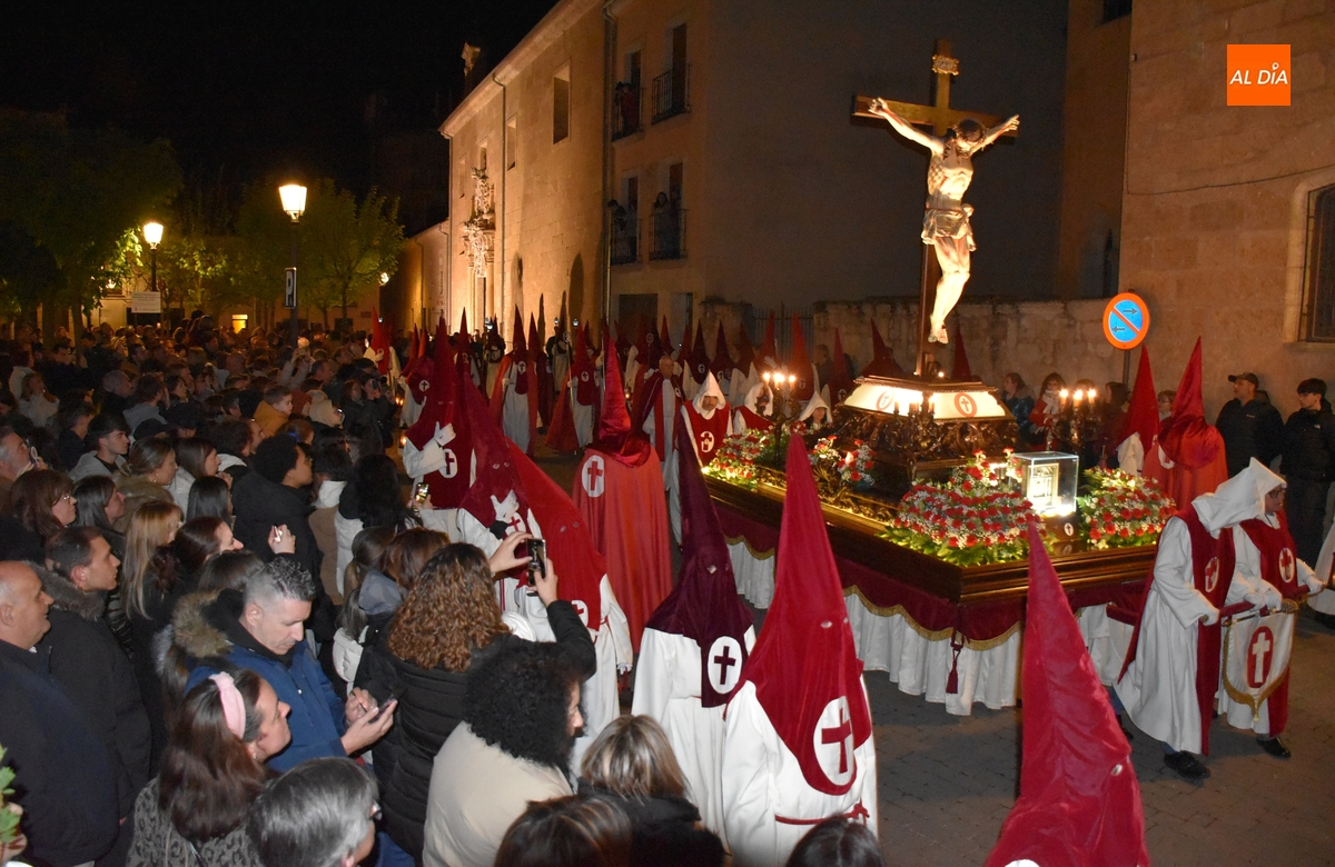 Una multitud acompaña al Cristo del Silencio hasta la Catedral con una óptima temperatura