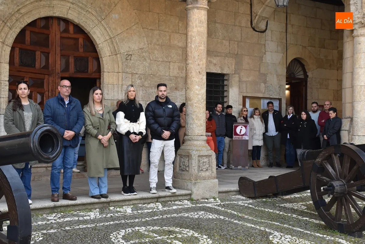 Foto 4 - Ciudad Rodrigo guarda un minuto de silencio por los cinco mineros fallecidos en Asturias