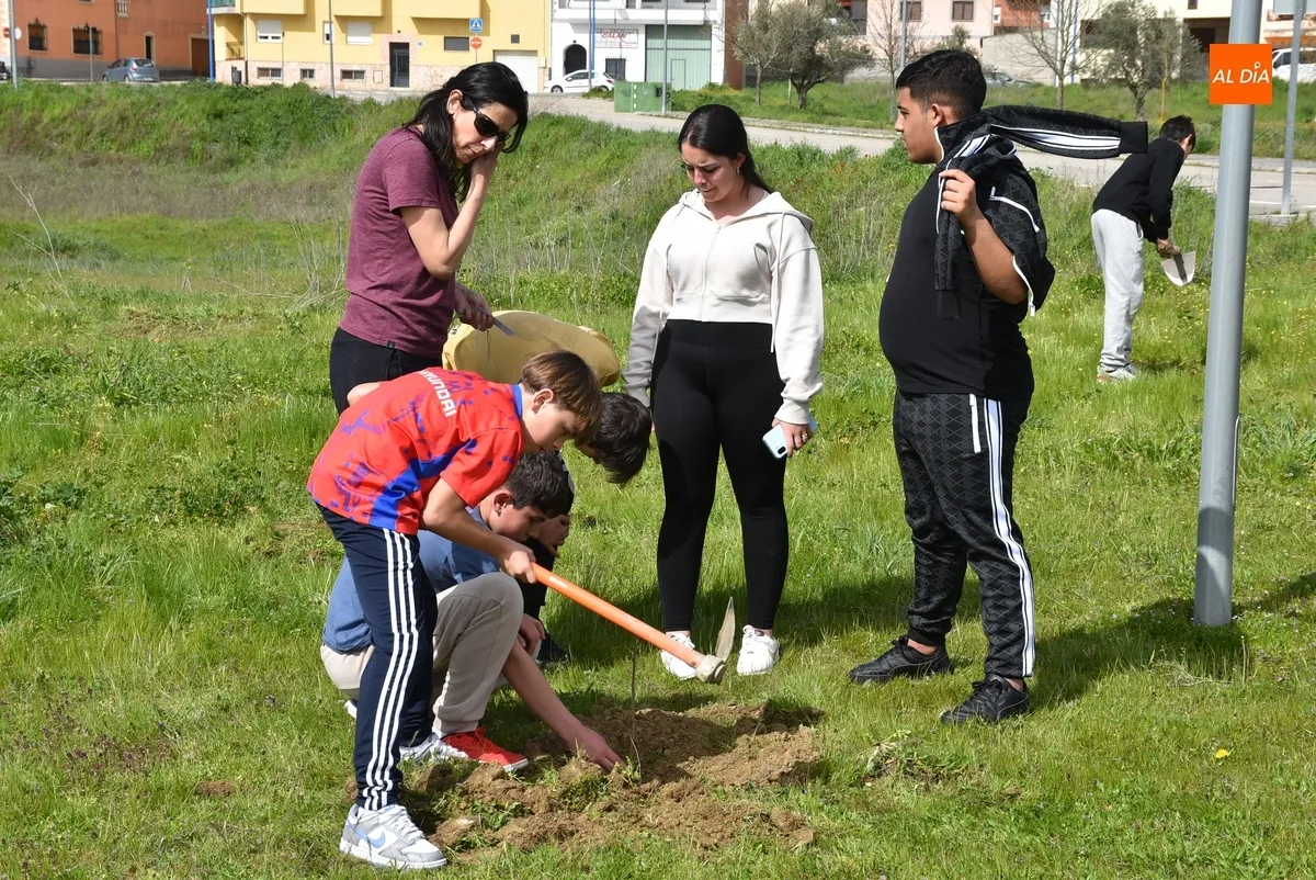 Foto 5 - Alumnos del IES Tierra plantan 90 &aacute;rboles en el marco de un proyecto educativo