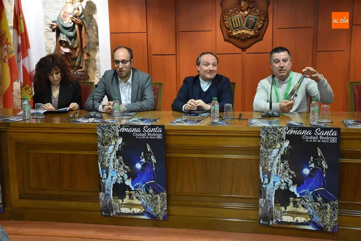 Foto 2 - La revista de la Semana Santa rinde homenaje a Arturo P&eacute;rez de Burgos y a Jos&eacute; Manuel Carballo