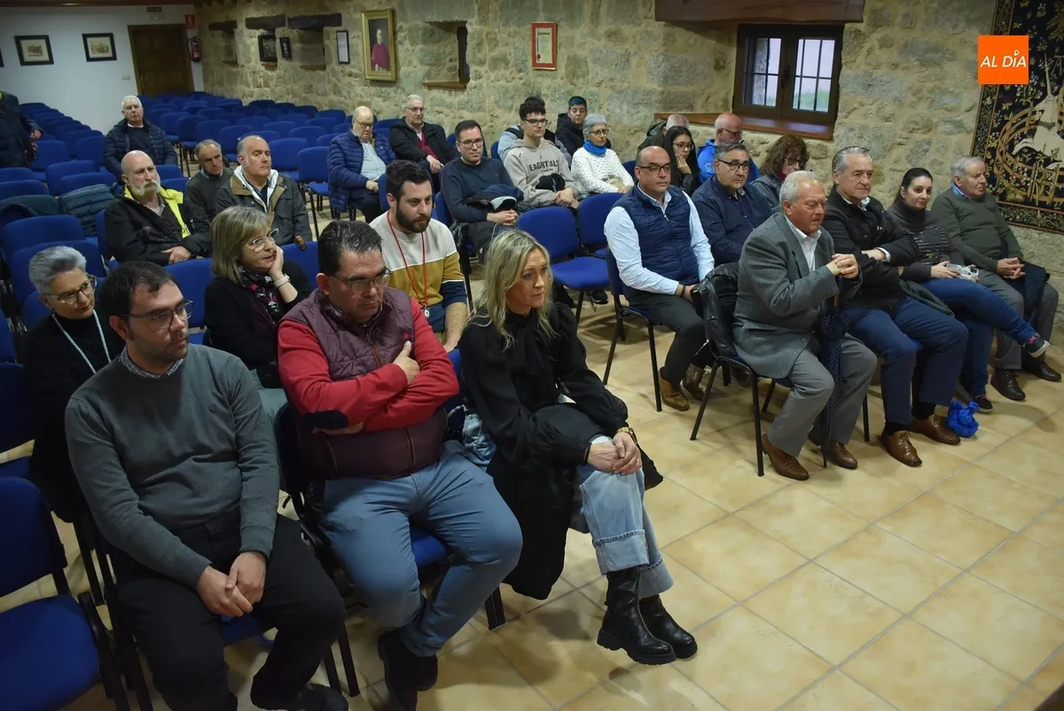 Foto 3 - La revista de la Semana Santa rinde homenaje a Arturo P&eacute;rez de Burgos y a Jos&eacute; Manuel Carballo