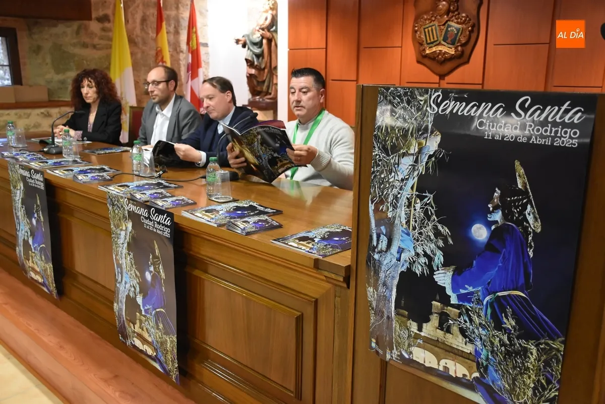 Foto 5 - La revista de la Semana Santa rinde homenaje a Arturo P&eacute;rez de Burgos y a Jos&eacute; Manuel Carballo