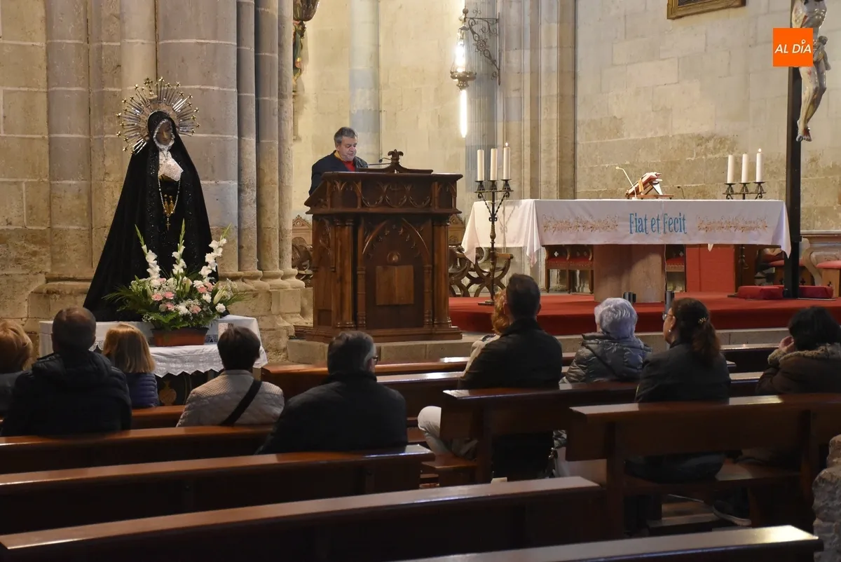 Foto 2 - Arranca la novena de La Soledad, que todav&iacute;a no ha podido ser colocada en su carroza
