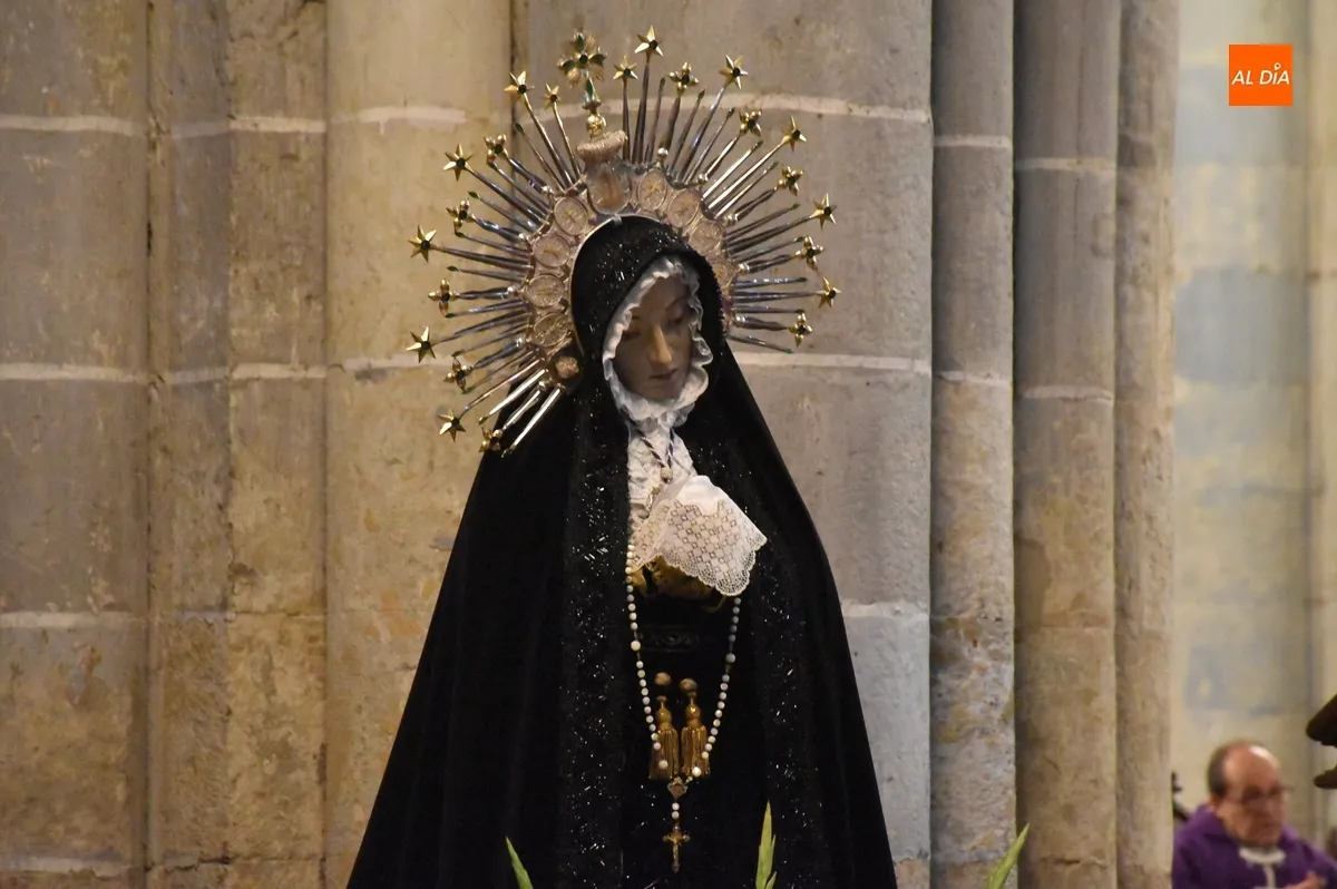 Foto 3 - Arranca la novena de La Soledad, que todav&iacute;a no ha podido ser colocada en su carroza