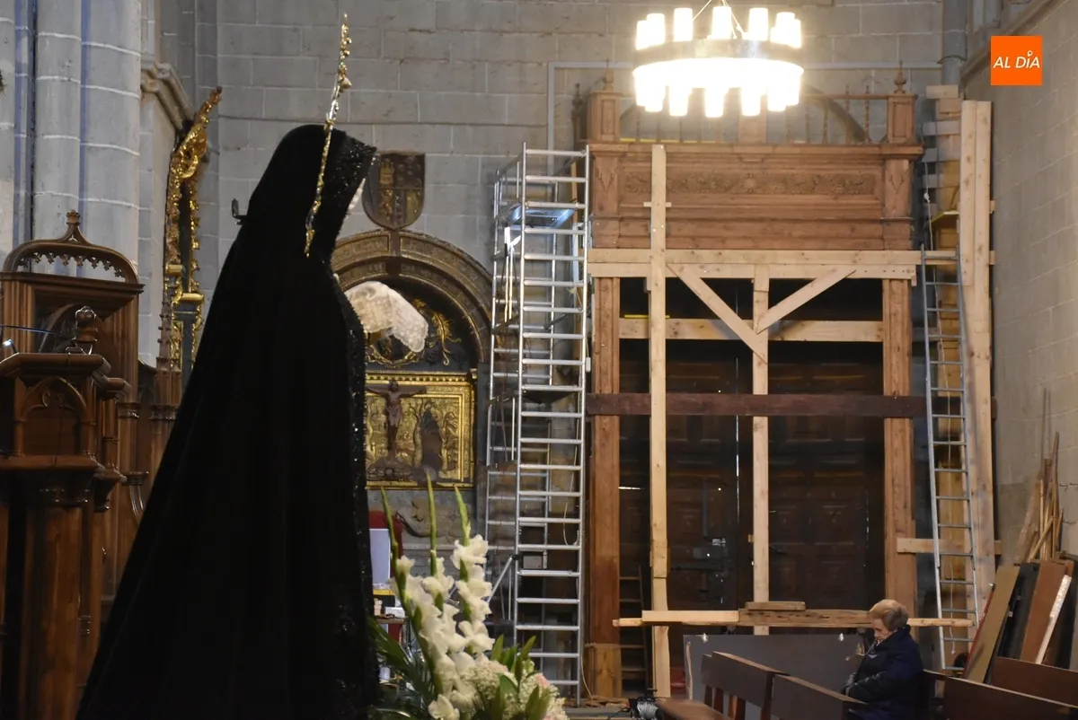 Foto 6 - Arranca la novena de La Soledad, que todav&iacute;a no ha podido ser colocada en su carroza