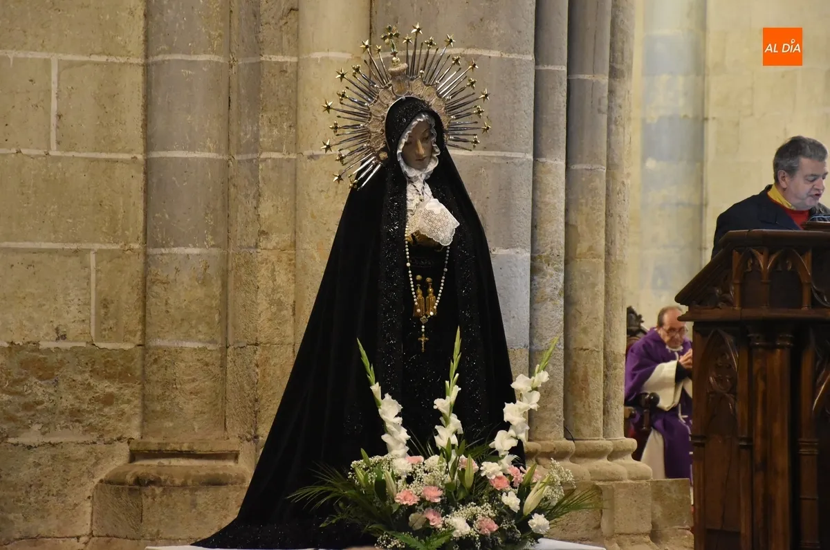Foto 8 - Arranca la novena de La Soledad, que todav&iacute;a no ha podido ser colocada en su carroza