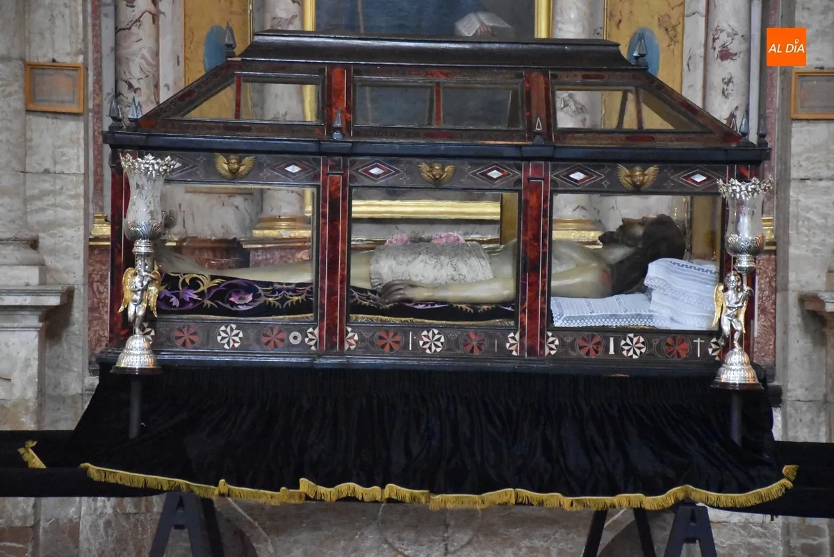 Foto 9 - Arranca la novena de La Soledad, que todav&iacute;a no ha podido ser colocada en su carroza
