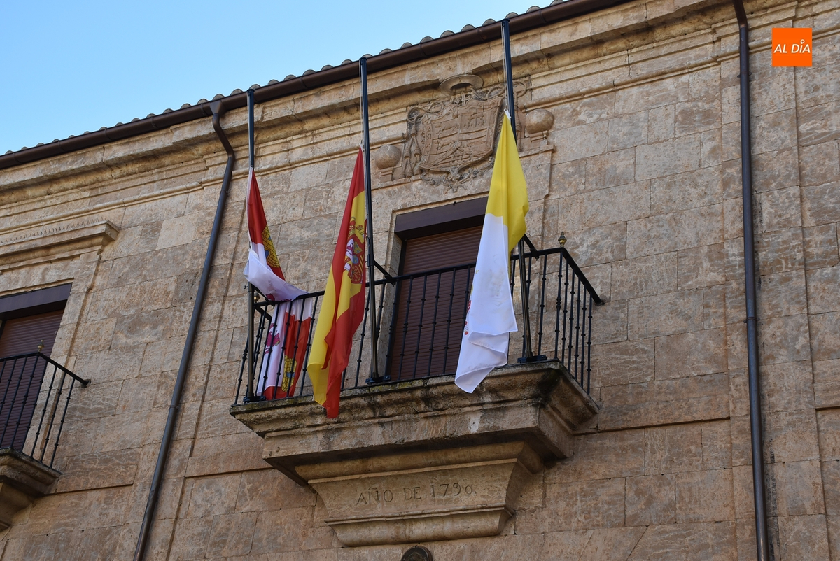 El Palacio Episcopal mantiene las banderas a media asta por la muerte del Papa